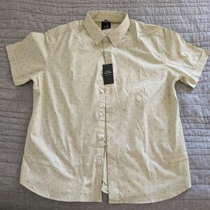 Men's Light Green Short Sleeve Shirt.